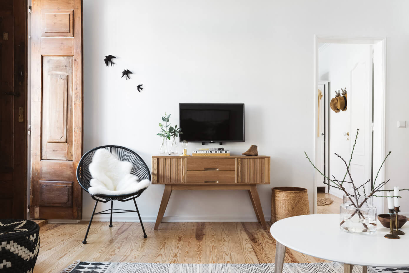 A Luminous Apartment Mixes Character Charm with Contemporary Style in Lisbon by Arkstudio (4)