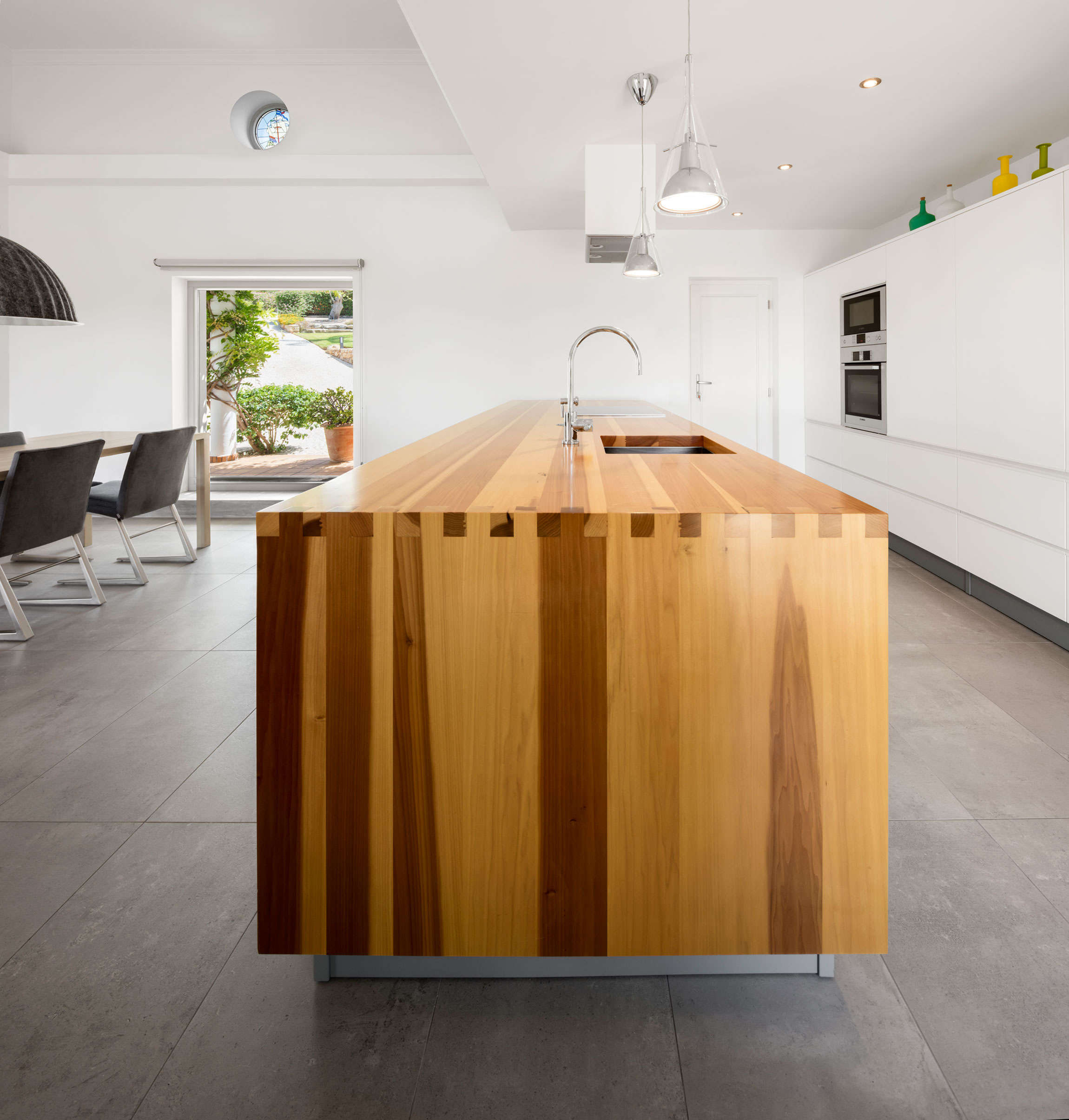 A Luminous Contemporary Home with Bright and Simple Interiors in Algarve by Marlene Uldschmidt Architects (10)