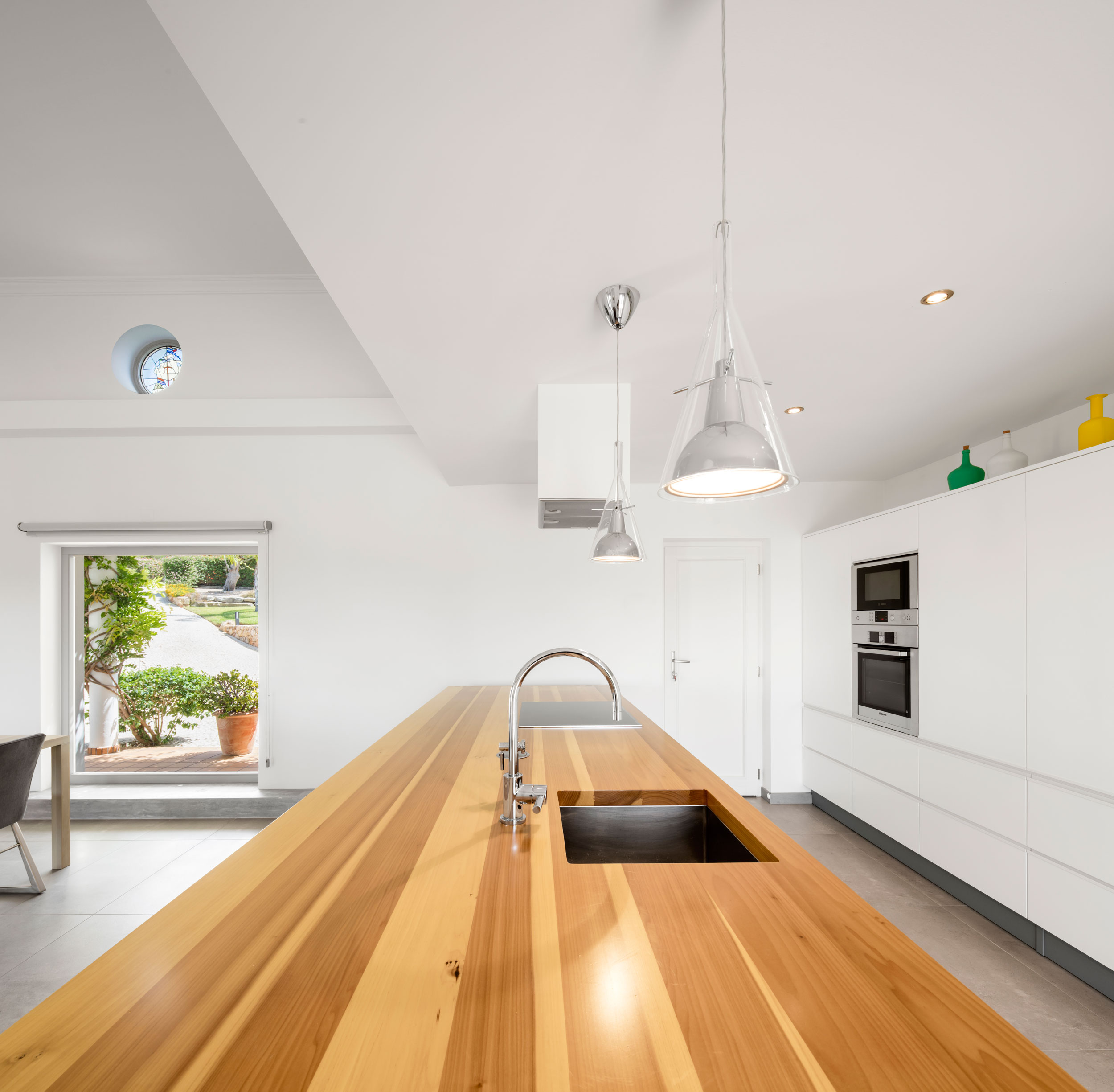 A Luminous Contemporary Home with Bright and Simple Interiors in Algarve by Marlene Uldschmidt Architects (11)