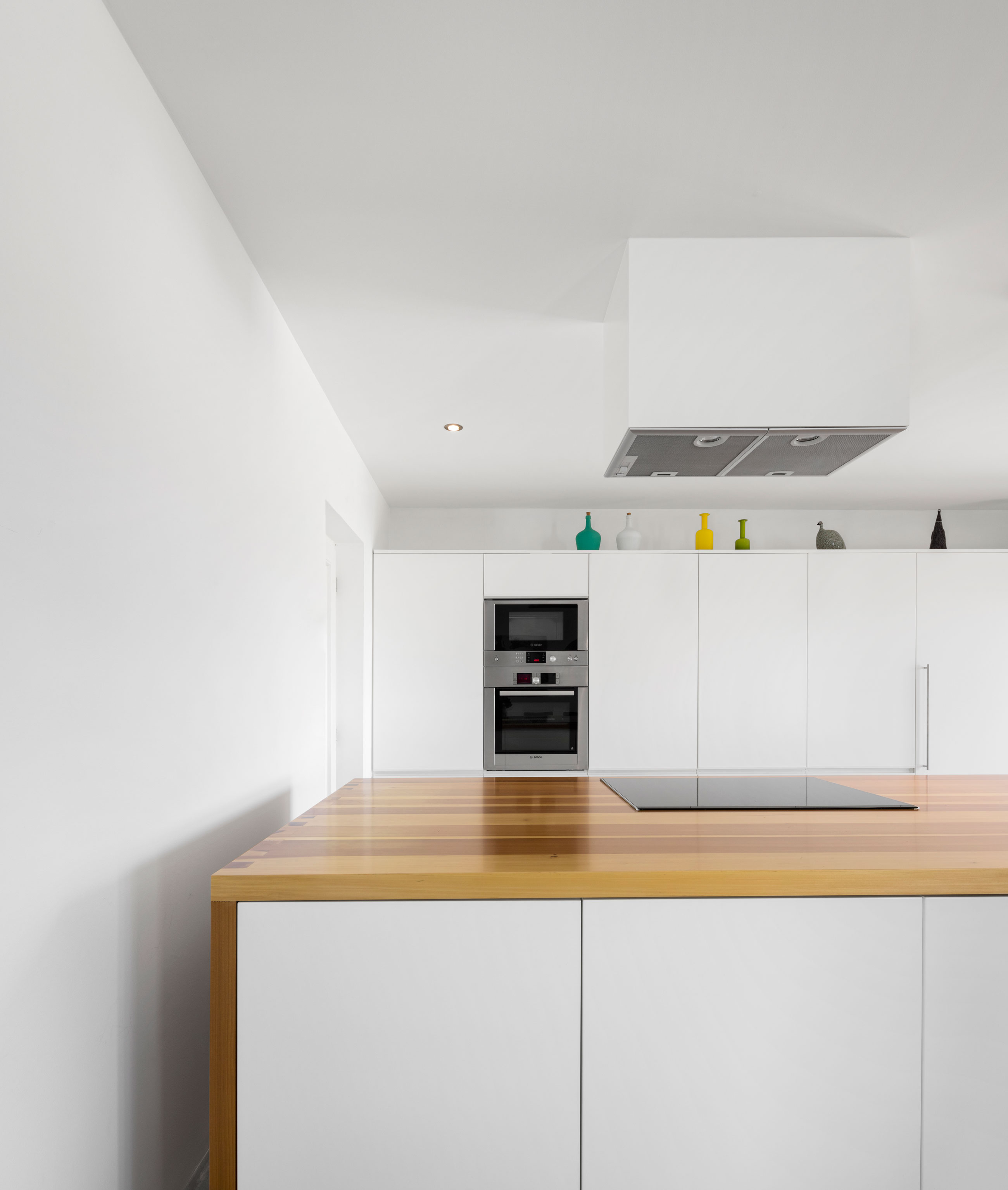 A Luminous Contemporary Home with Bright and Simple Interiors in Algarve by Marlene Uldschmidt Architects (12)