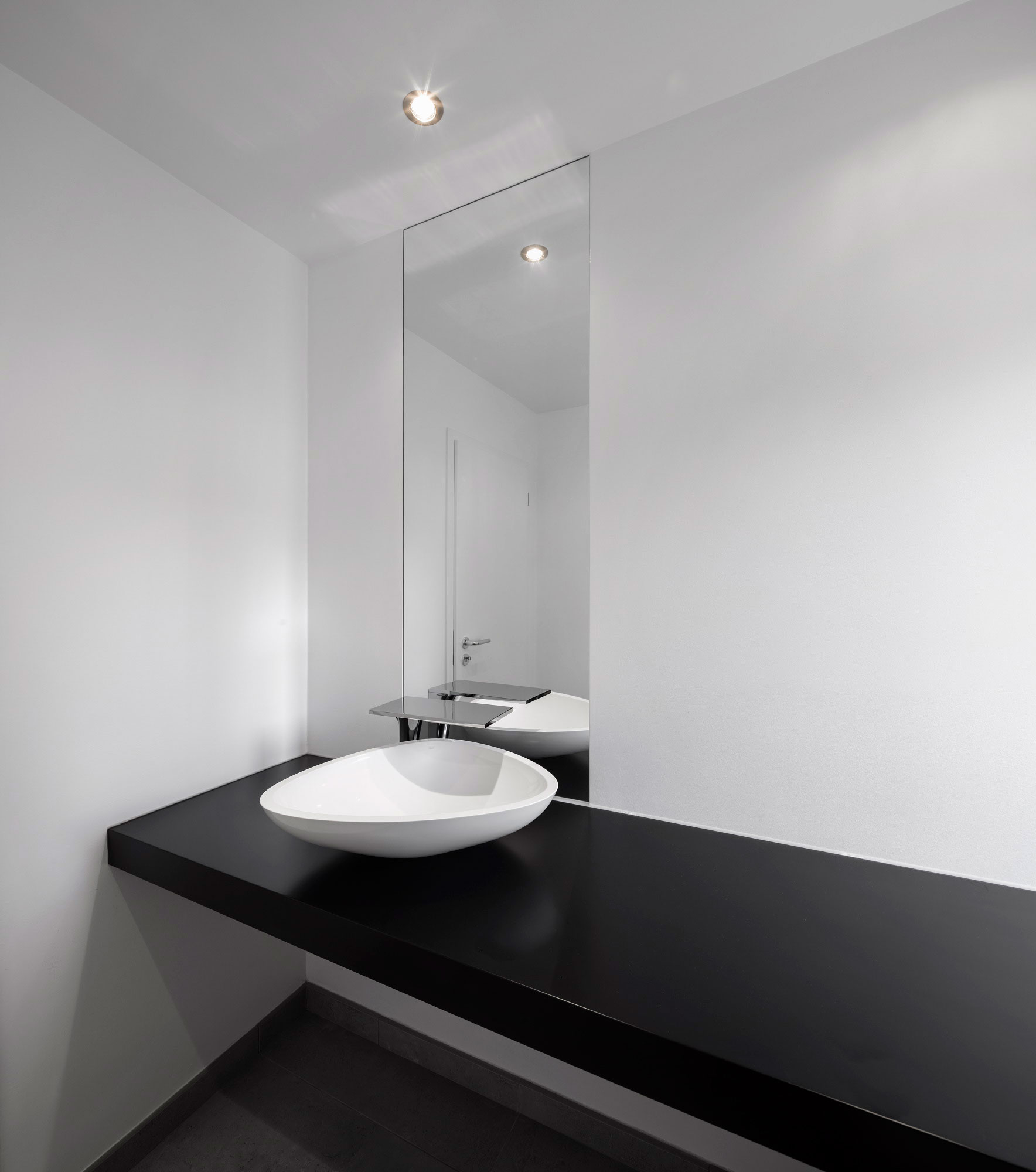 A Luminous Contemporary Home with Bright and Simple Interiors in Algarve by Marlene Uldschmidt Architects (16)