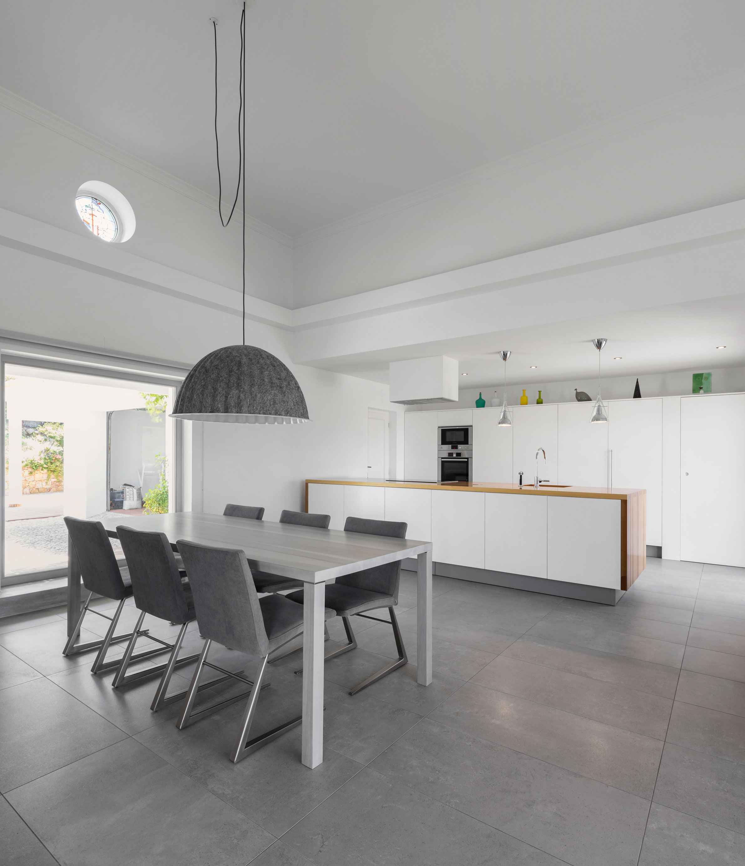 A Luminous Contemporary Home with Bright and Simple Interiors in Algarve by Marlene Uldschmidt Architects (6)