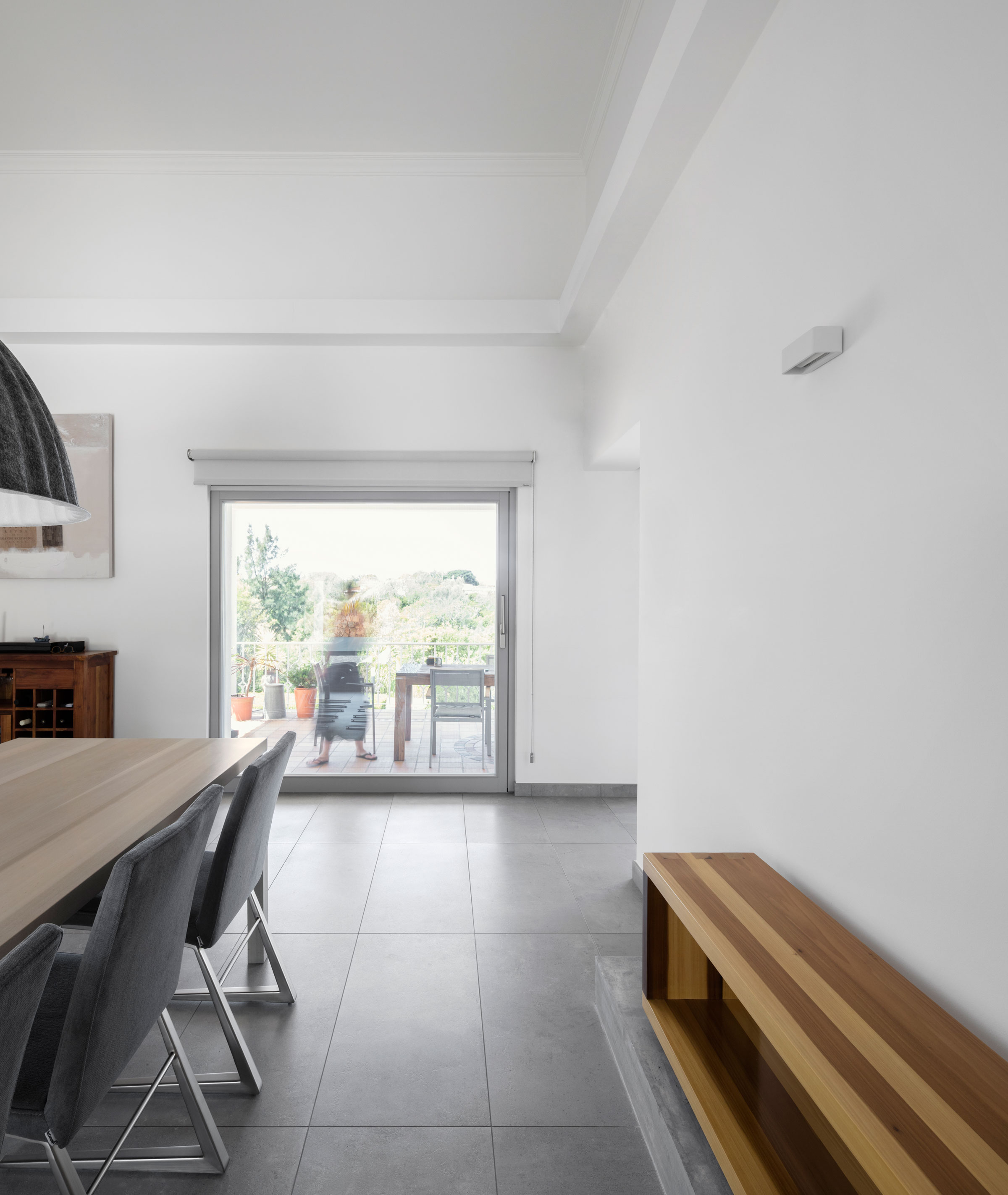 A Luminous Contemporary Home with Bright and Simple Interiors in Algarve by Marlene Uldschmidt Architects (7)