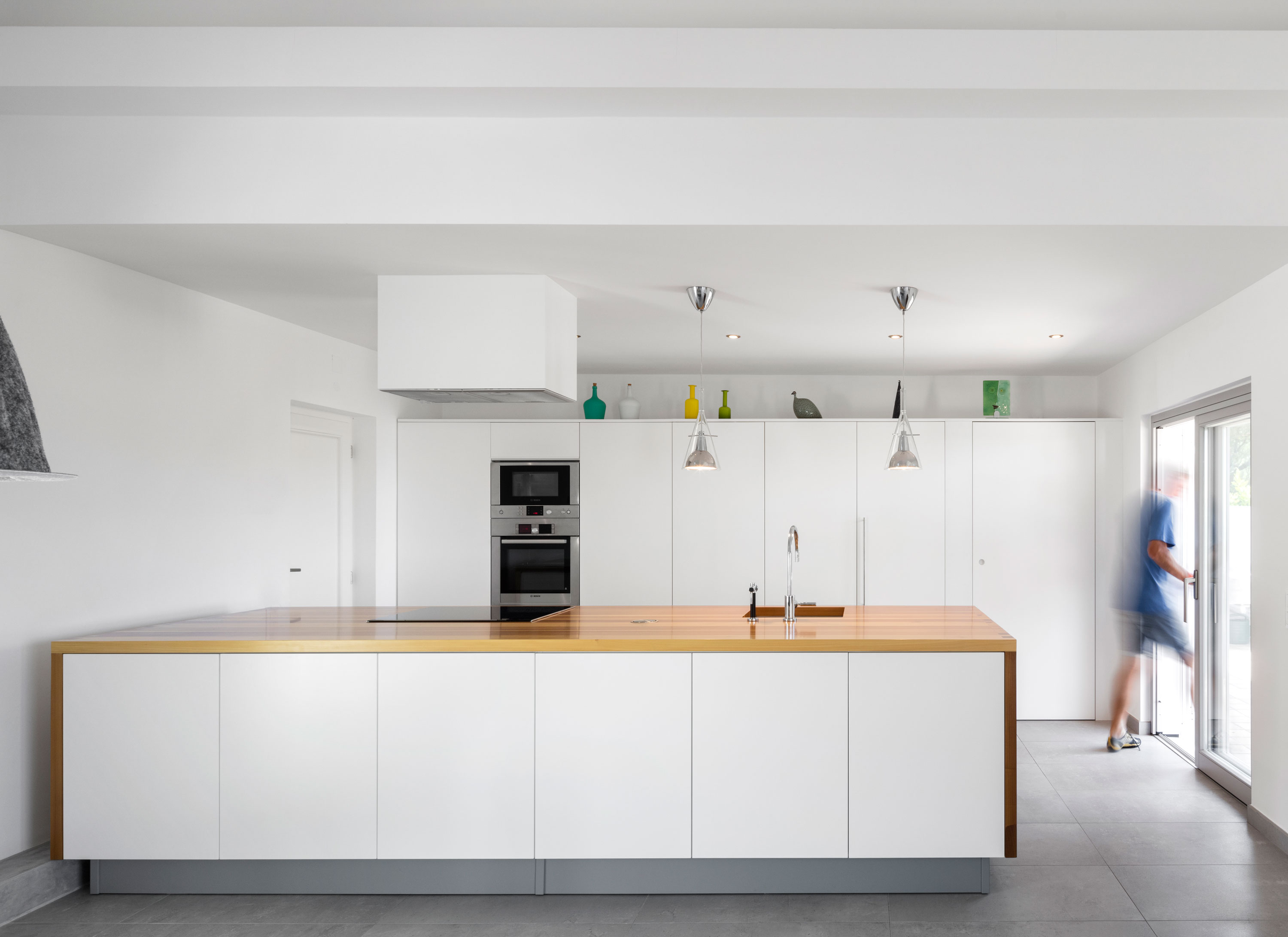 A Luminous Contemporary Home with Bright and Simple Interiors in Algarve by Marlene Uldschmidt Architects (9)