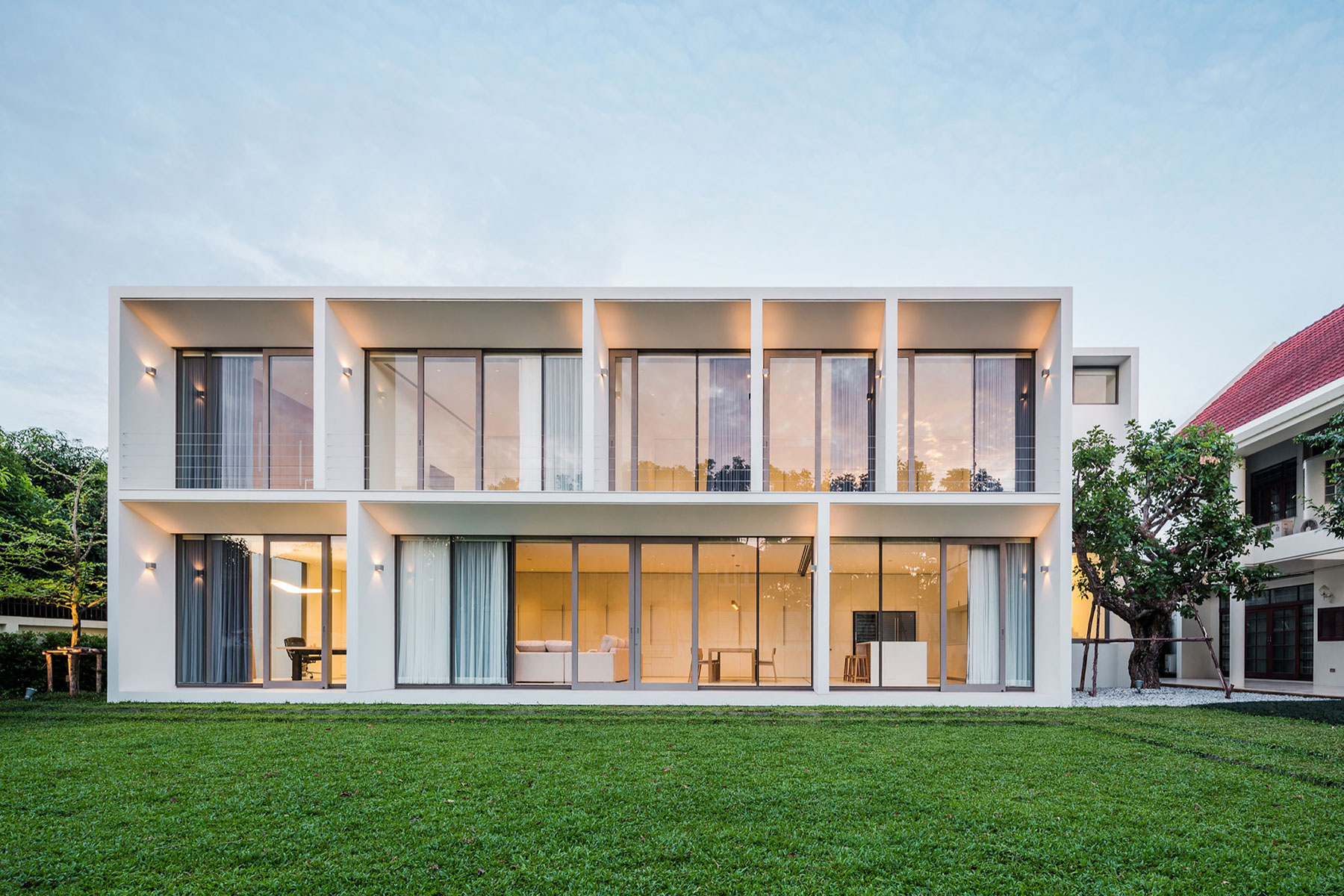 A Luminous Contemporary Home with Natural Light and Ventilation in Thailand by Integrated Field (1)