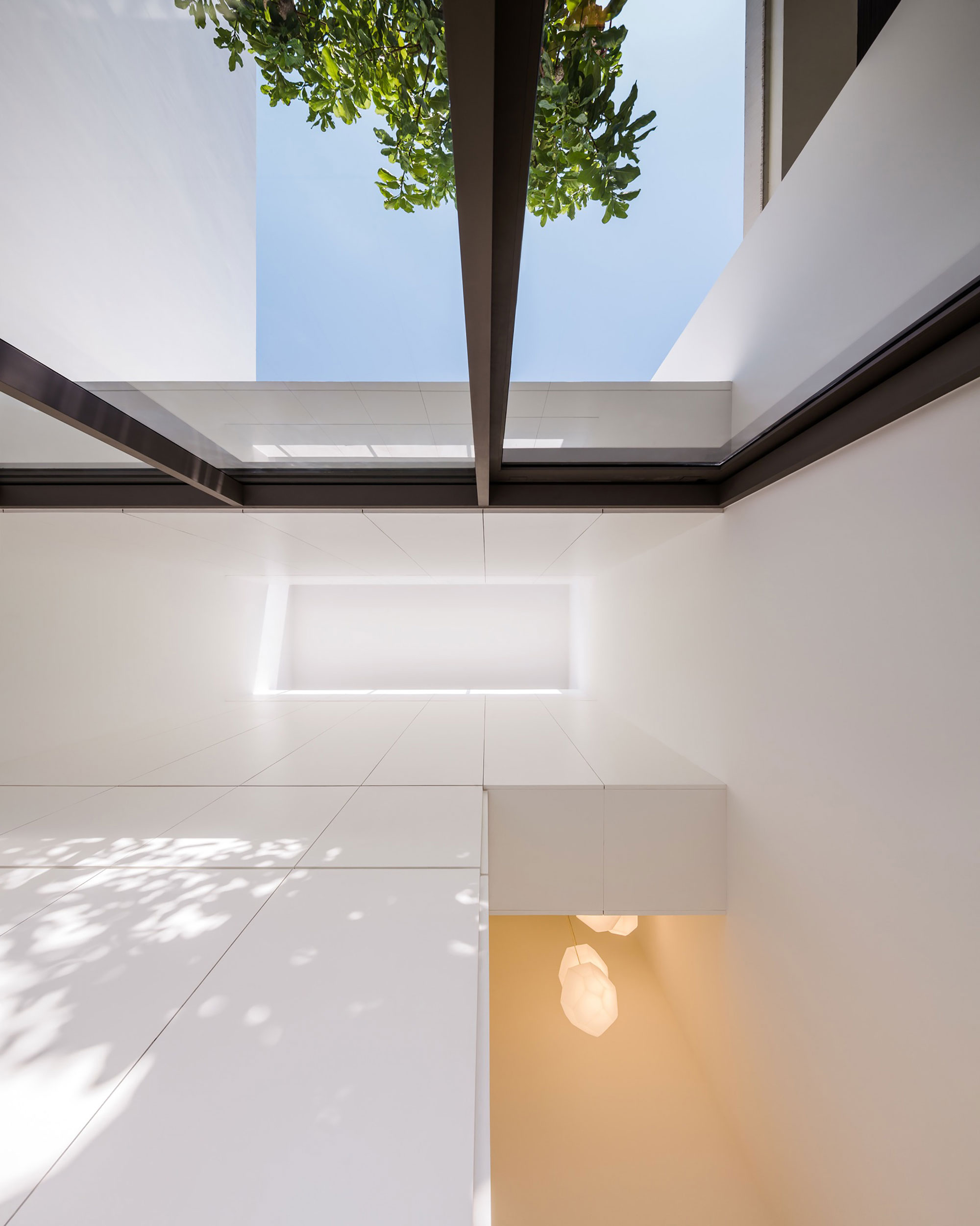 A Luminous Contemporary Home with Natural Light and Ventilation in Thailand by Integrated Field (11)