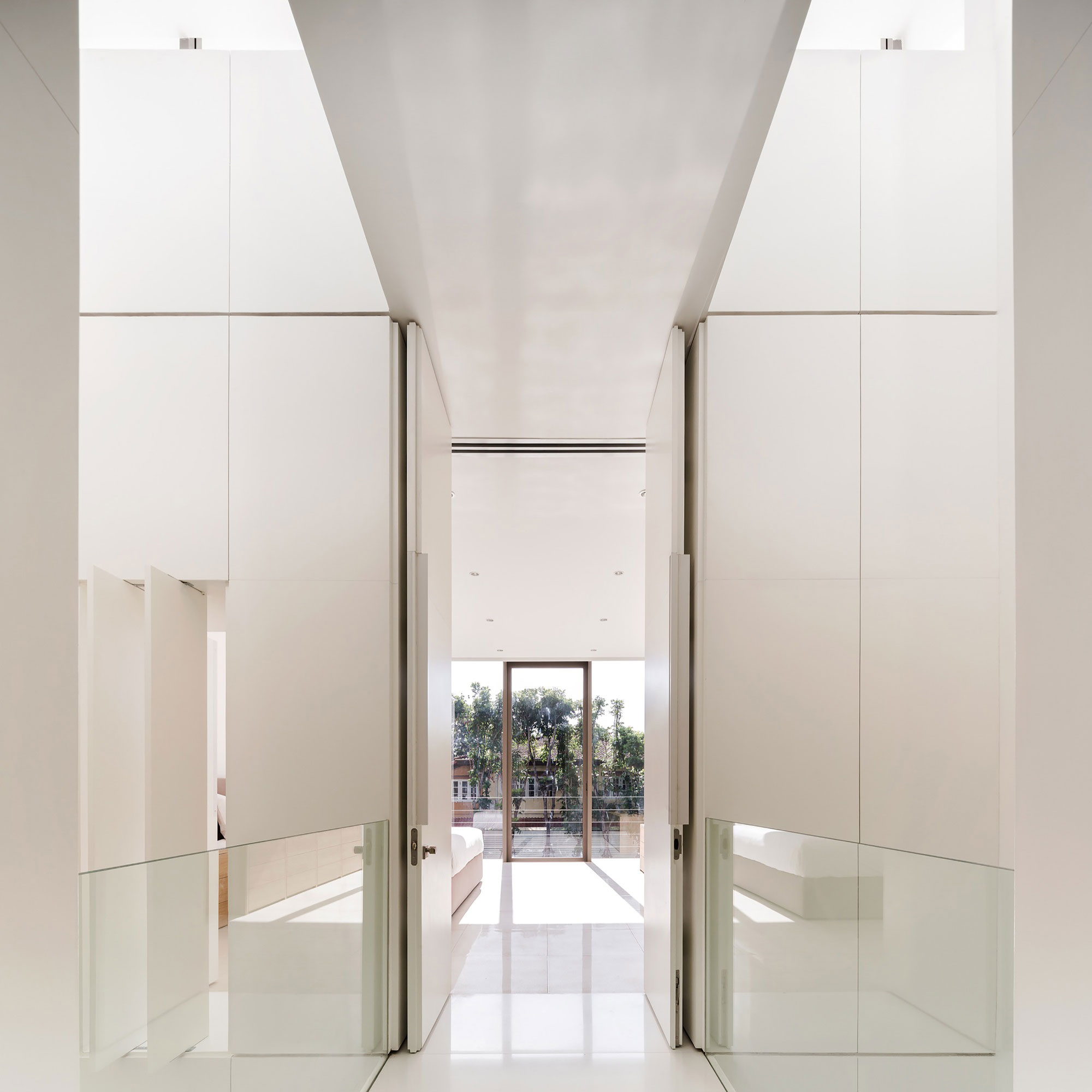 A Luminous Contemporary Home with Natural Light and Ventilation in Thailand by Integrated Field (14)