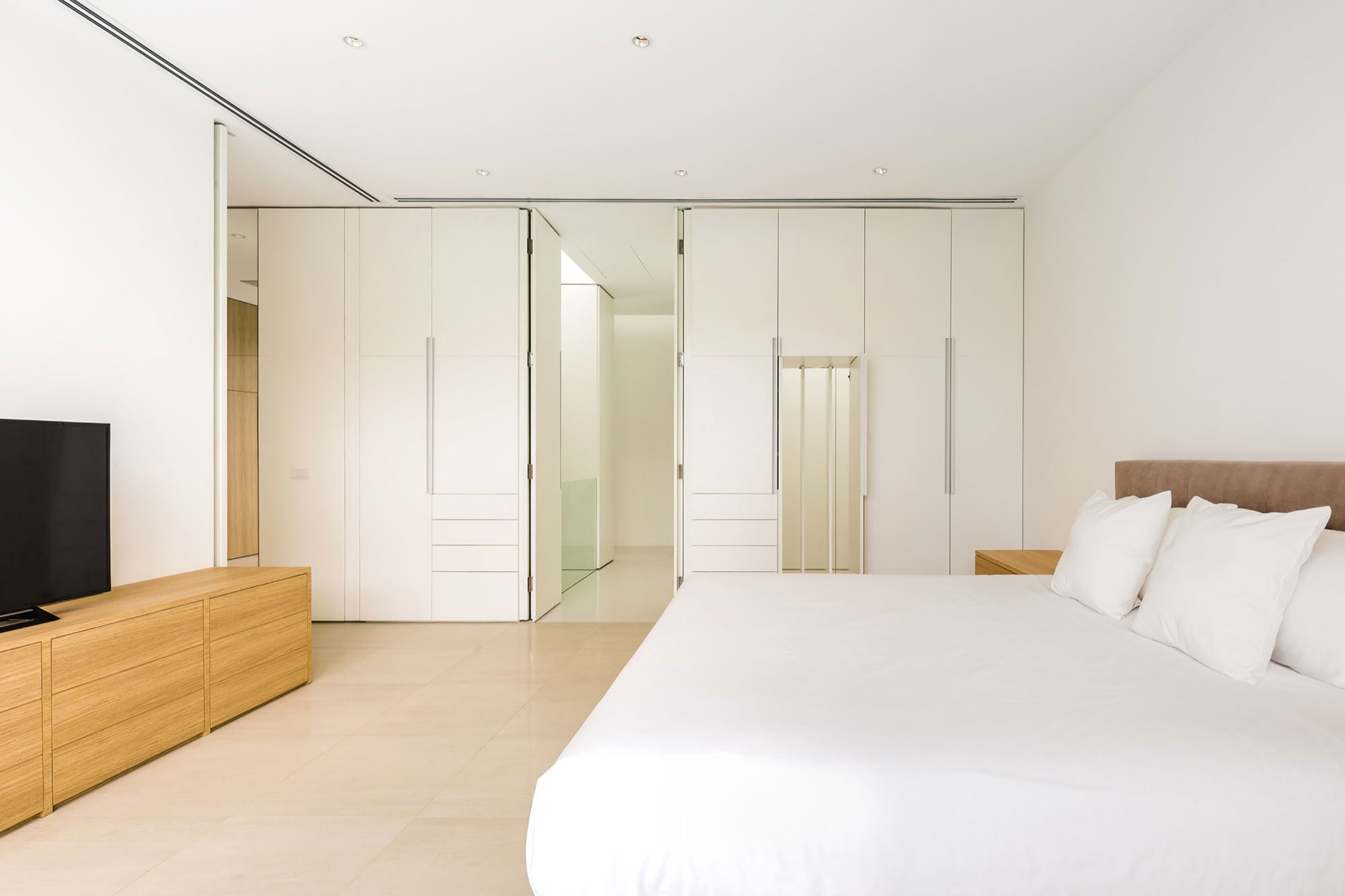 A Luminous Contemporary Home with Natural Light and Ventilation in Thailand by Integrated Field (15)