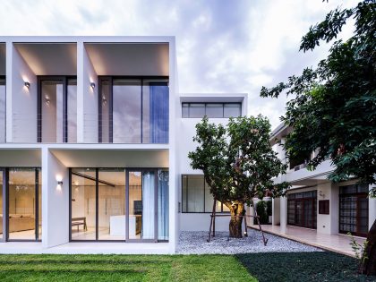 A Luminous Contemporary Home with Natural Light and Ventilation in Thailand by Integrated Field (2)