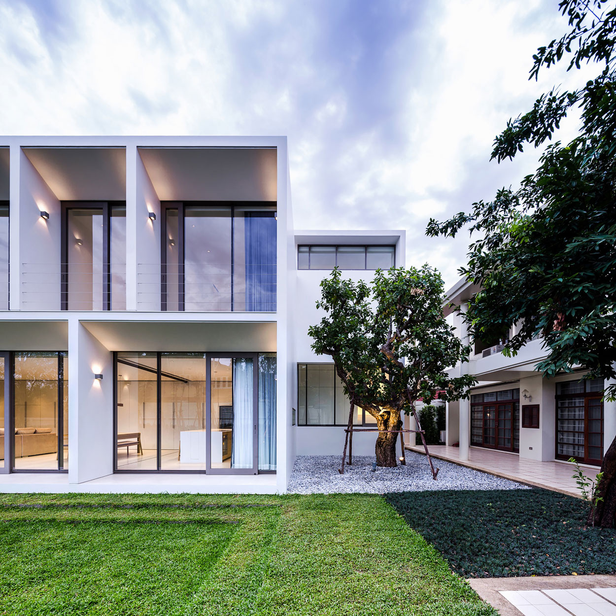 A Luminous Contemporary Home with Natural Light and Ventilation in Thailand by Integrated Field (2)