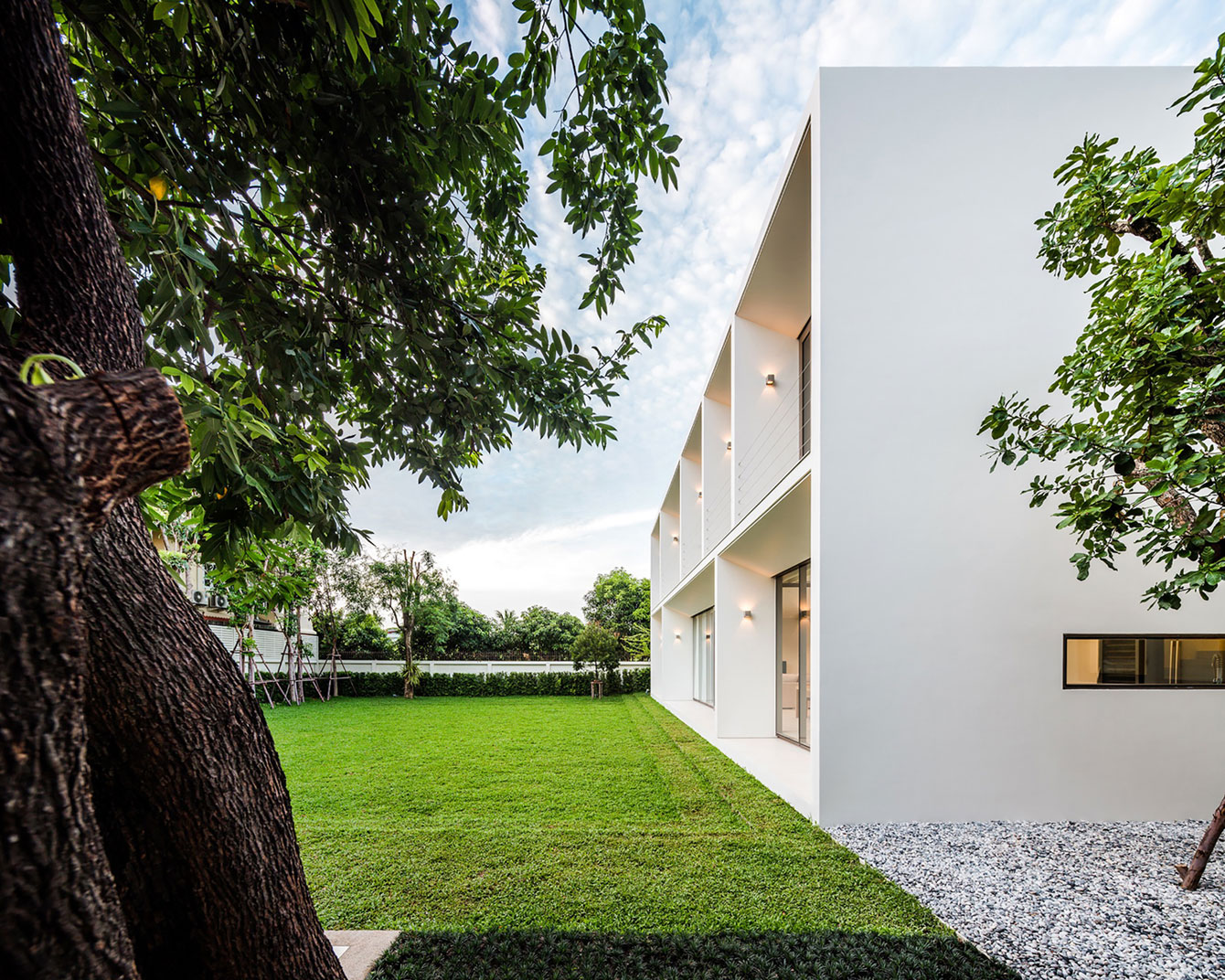 A Luminous Contemporary Home with Natural Light and Ventilation in Thailand by Integrated Field (3)