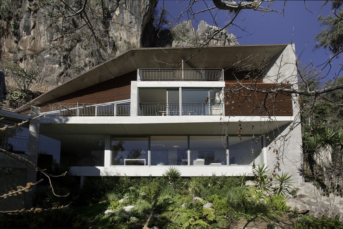 A Luminous Home Surrounded by Wonderful Landscape and Stunning Views of Mexico by Serrano Monjaraz Arquitectos (1)