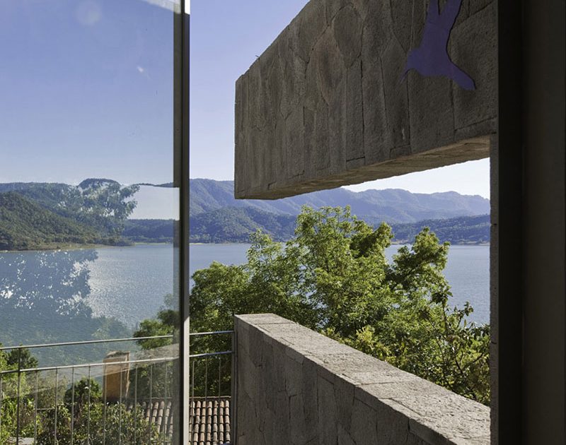 A Luminous Home Surrounded by Wonderful Landscape and Stunning Views of Mexico by Serrano Monjaraz Arquitectos (11)