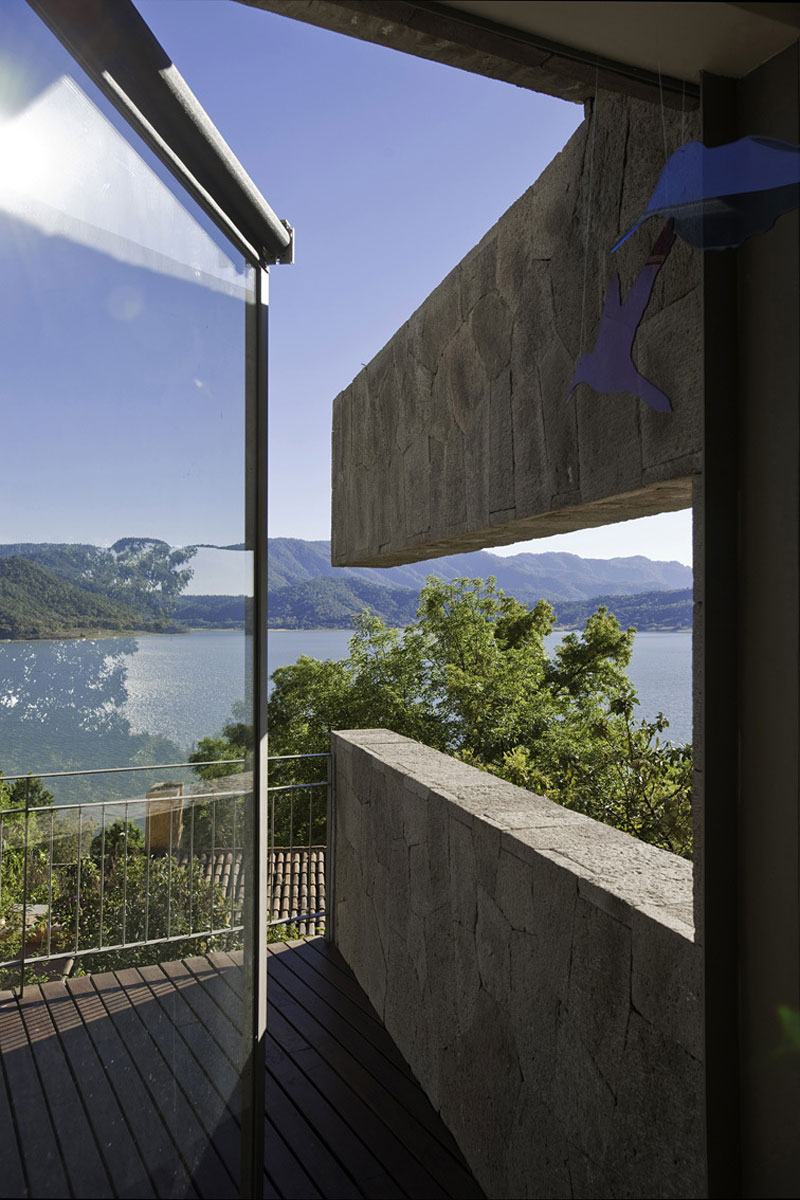 A Luminous Home Surrounded by Wonderful Landscape and Stunning Views of Mexico by Serrano Monjaraz Arquitectos (11)