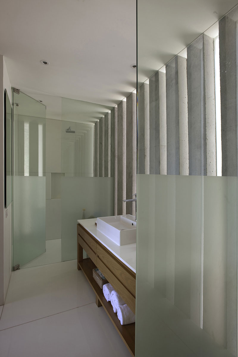 A Luminous Home Surrounded by Wonderful Landscape and Stunning Views of Mexico by Serrano Monjaraz Arquitectos (21)