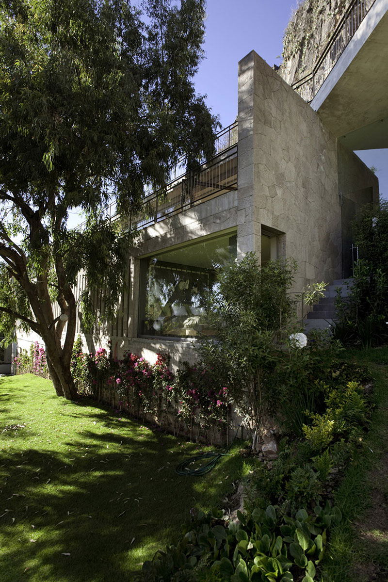 A Luminous Home Surrounded by Wonderful Landscape and Stunning Views of Mexico by Serrano Monjaraz Arquitectos (3)
