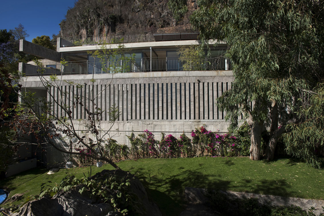 A Luminous Home Surrounded by Wonderful Landscape and Stunning Views of Mexico by Serrano Monjaraz Arquitectos (5)