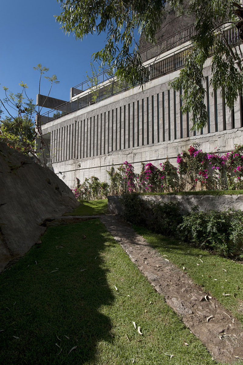 A Luminous Home Surrounded by Wonderful Landscape and Stunning Views of Mexico by Serrano Monjaraz Arquitectos (6)