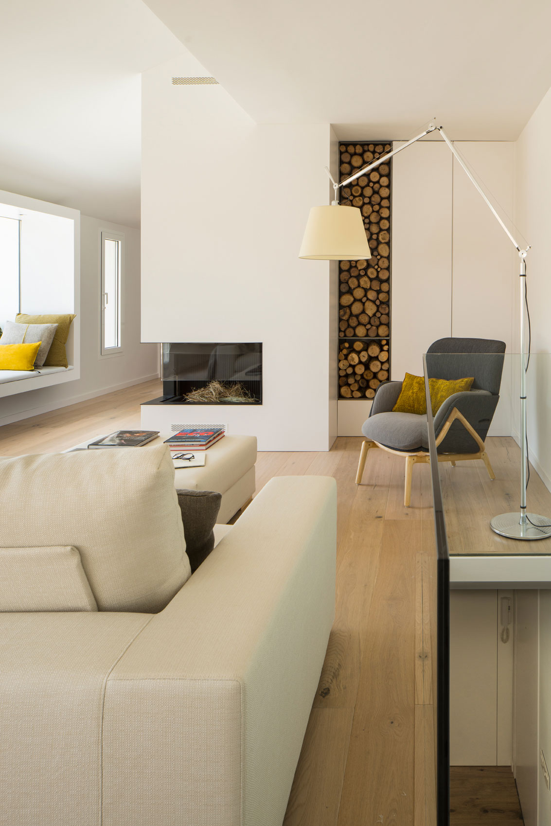 A Luminous and Airy Contemporary Home with Terrace in Barcelona by Susanna Cots Estudi de Disseny (1)