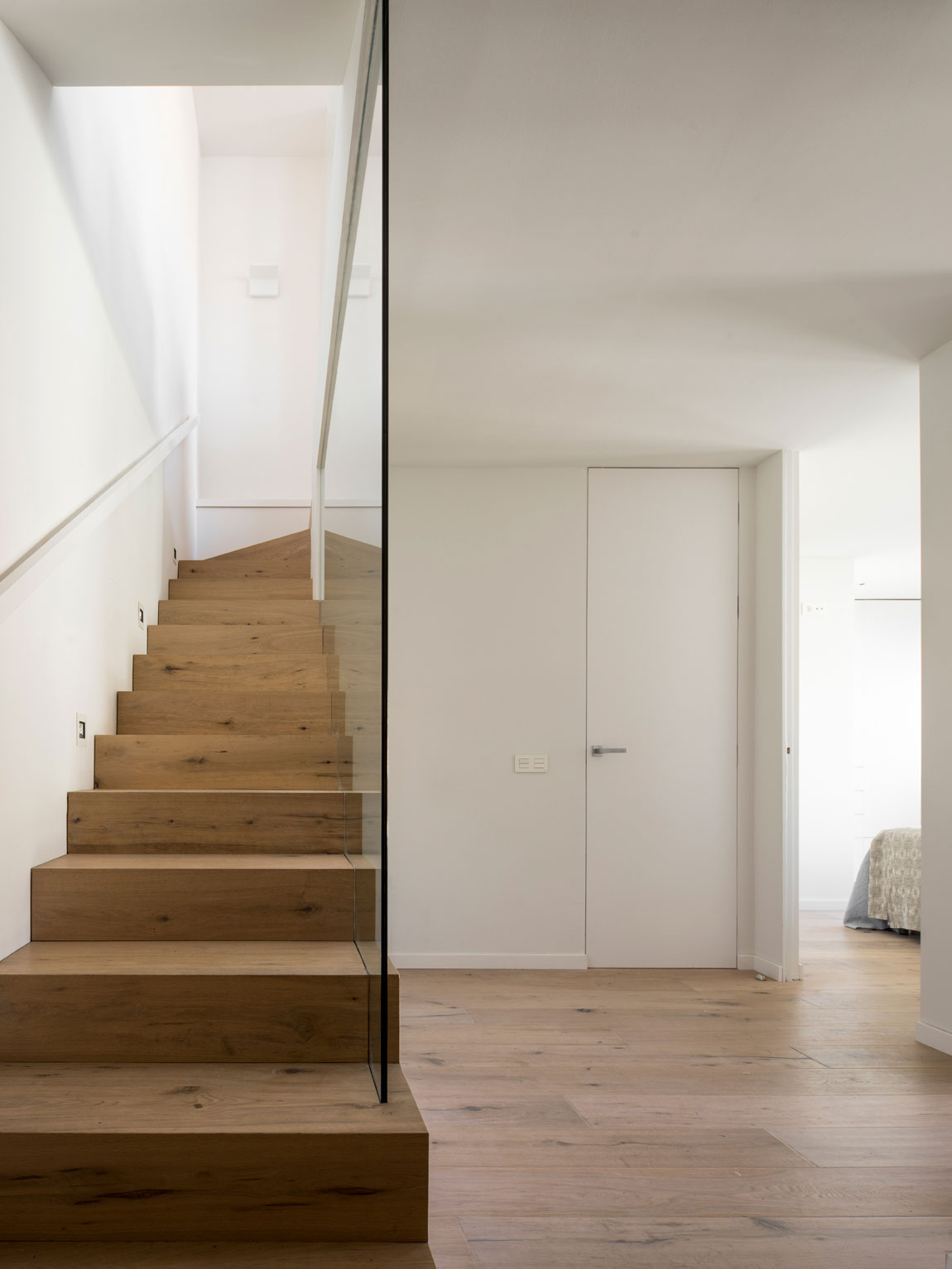 A Luminous and Airy Contemporary Home with Terrace in Barcelona by Susanna Cots Estudi de Disseny (11)