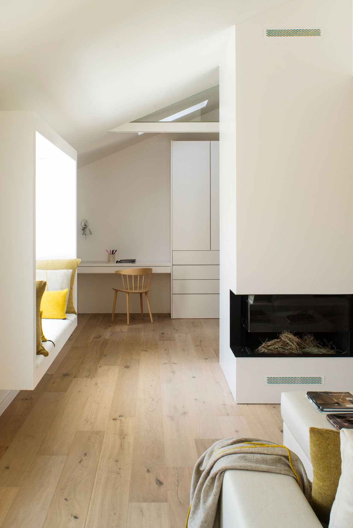 A Luminous and Airy Contemporary Home with Terrace in Barcelona by Susanna Cots Estudi de Disseny (3)