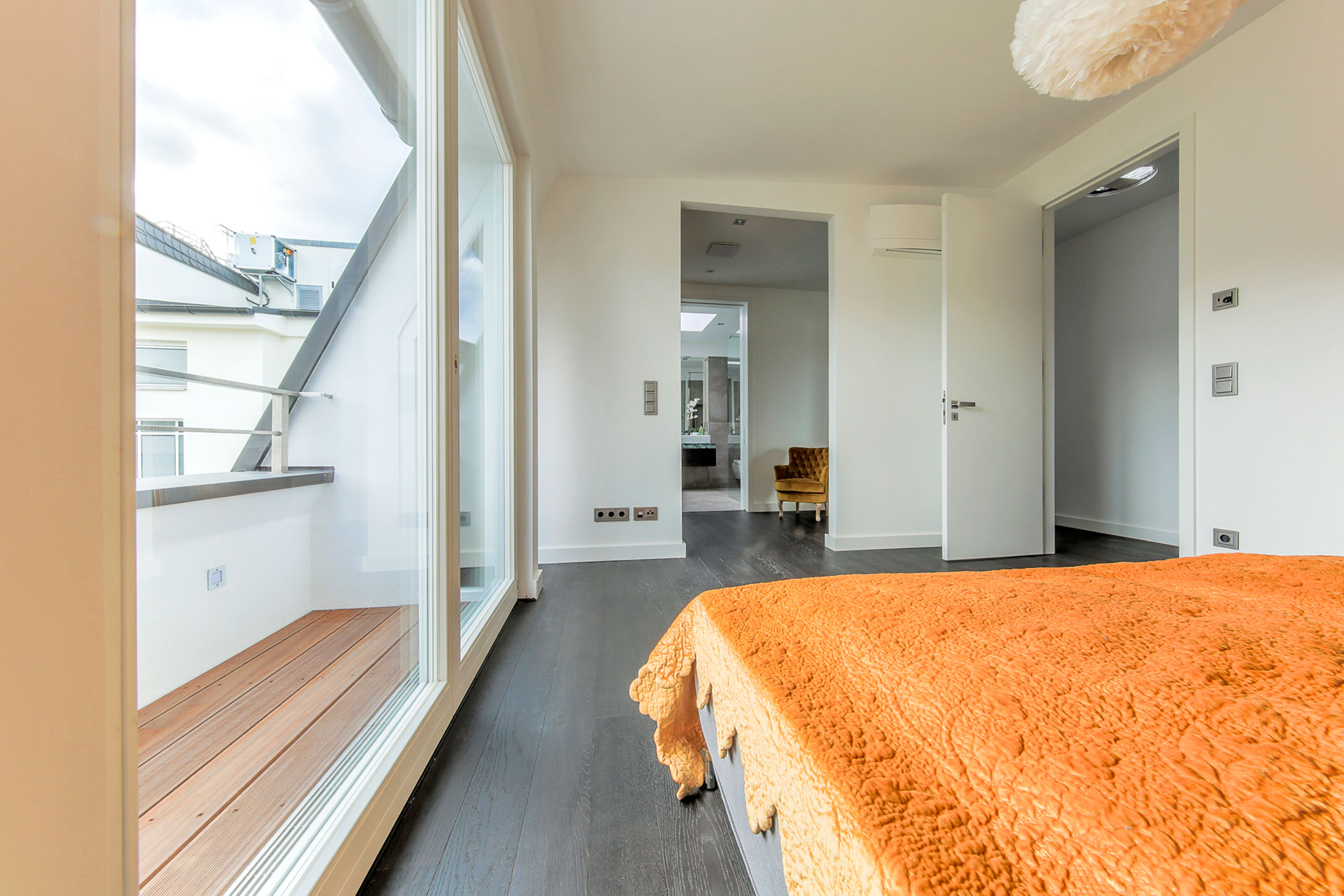 A Luminous and Spacious Contemporary Apartment in Berlin by Donatella Mustavic (11)