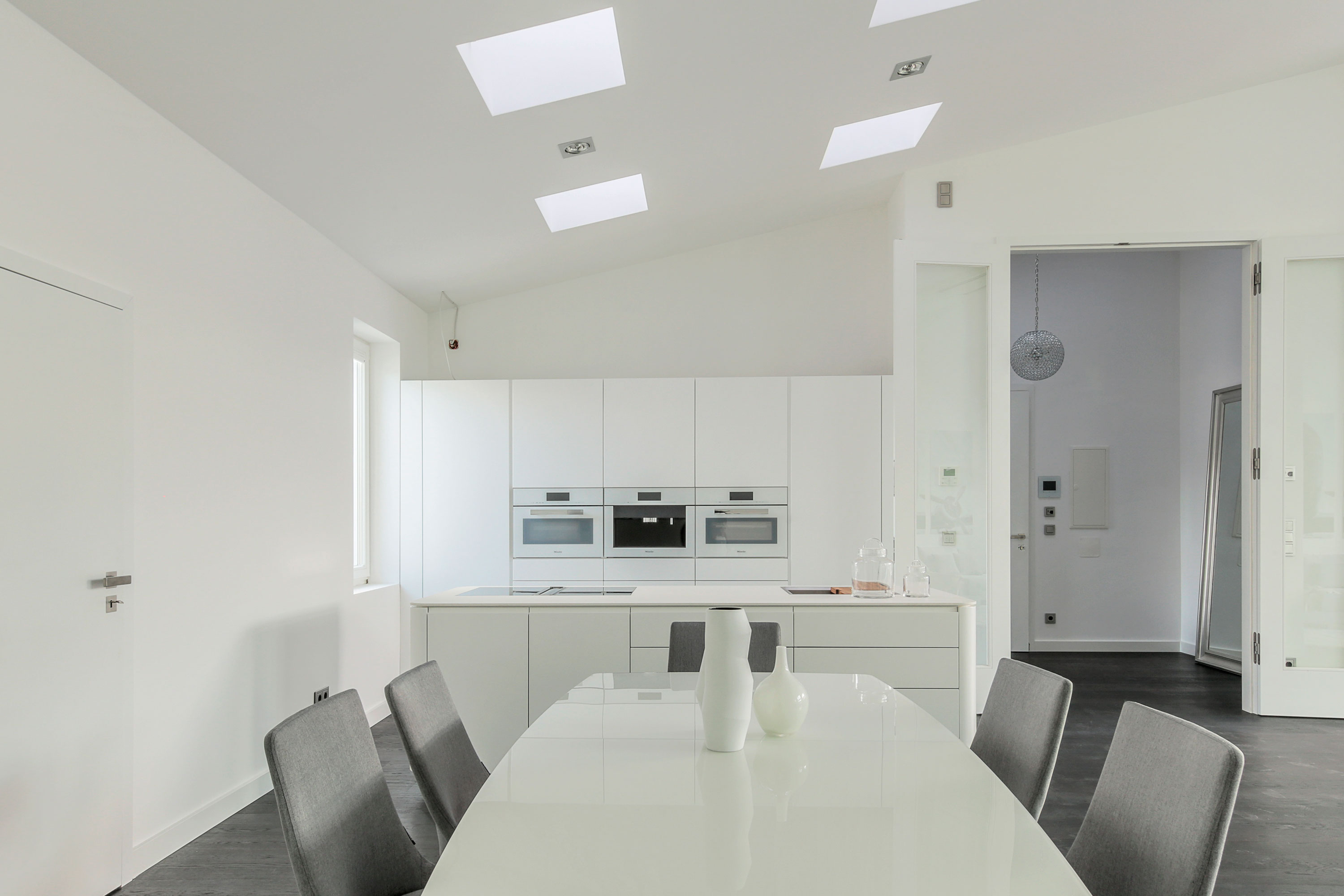A Luminous and Spacious Contemporary Apartment in Berlin by Donatella Mustavic (8)