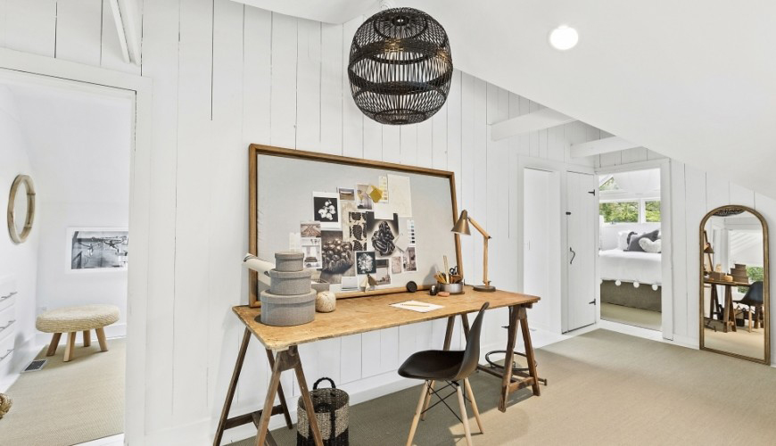 A Luxury Single-Family Home with Rich and Exquisite Interiors in East Hampton by Bruce D. Nagel (19)