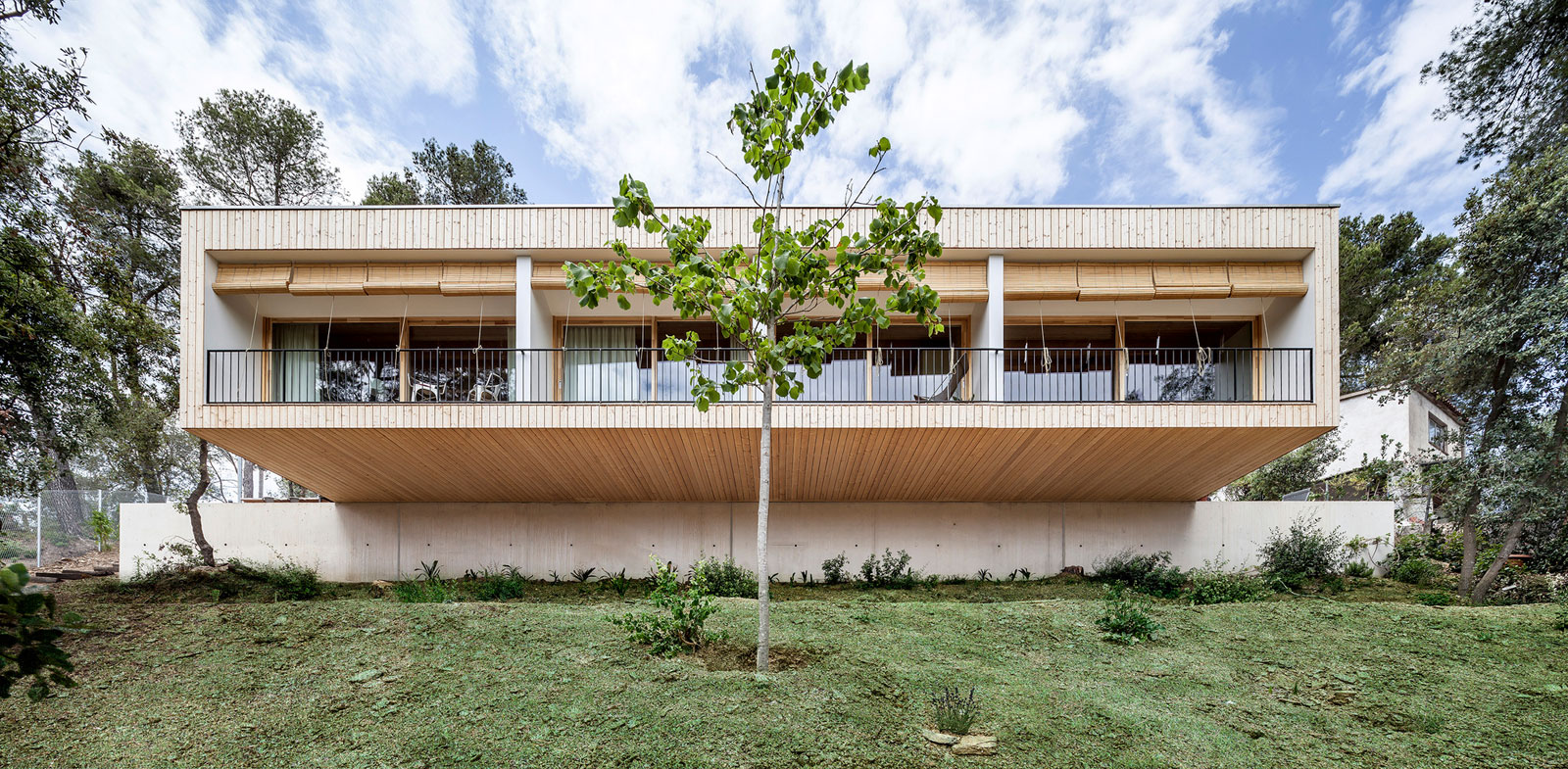 A Magnificent Modern Bioclimatic House in the Middle of a Forest in Serra de Collserola by Alventosa Morell Arquitectes (1)