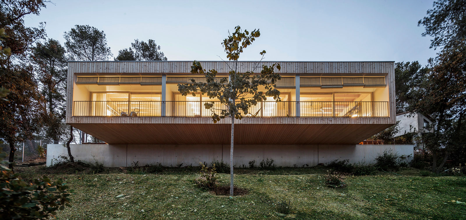 A Magnificent Modern Bioclimatic House in the Middle of a Forest in Serra de Collserola by Alventosa Morell Arquitectes (14)