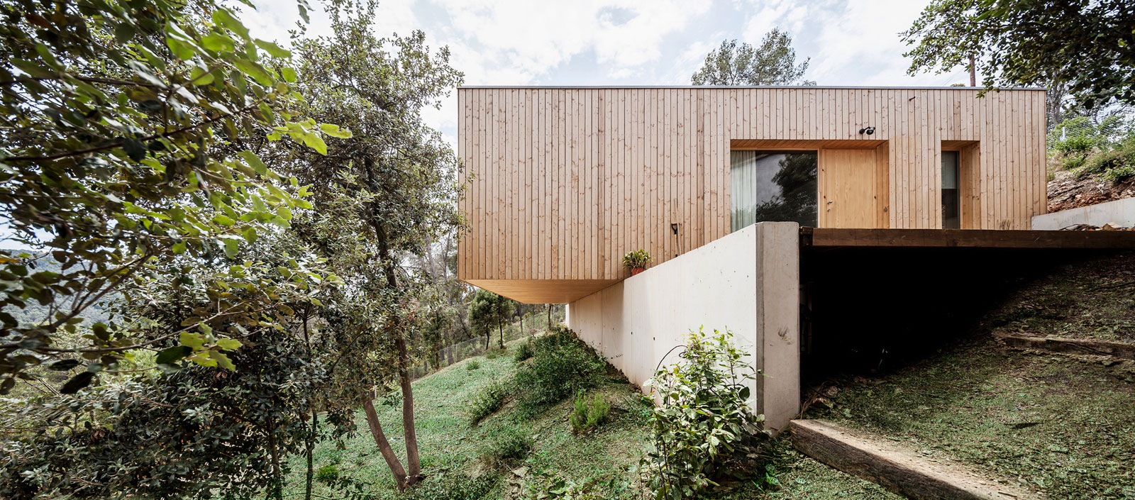 A Magnificent Modern Bioclimatic House in the Middle of a Forest in Serra de Collserola by Alventosa Morell Arquitectes (3)