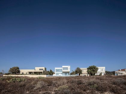 A Magnificent Modern Home with Pool and Cantilevered Bedroom in Shavei Tzion by Pitsou Kedem Architects (1)