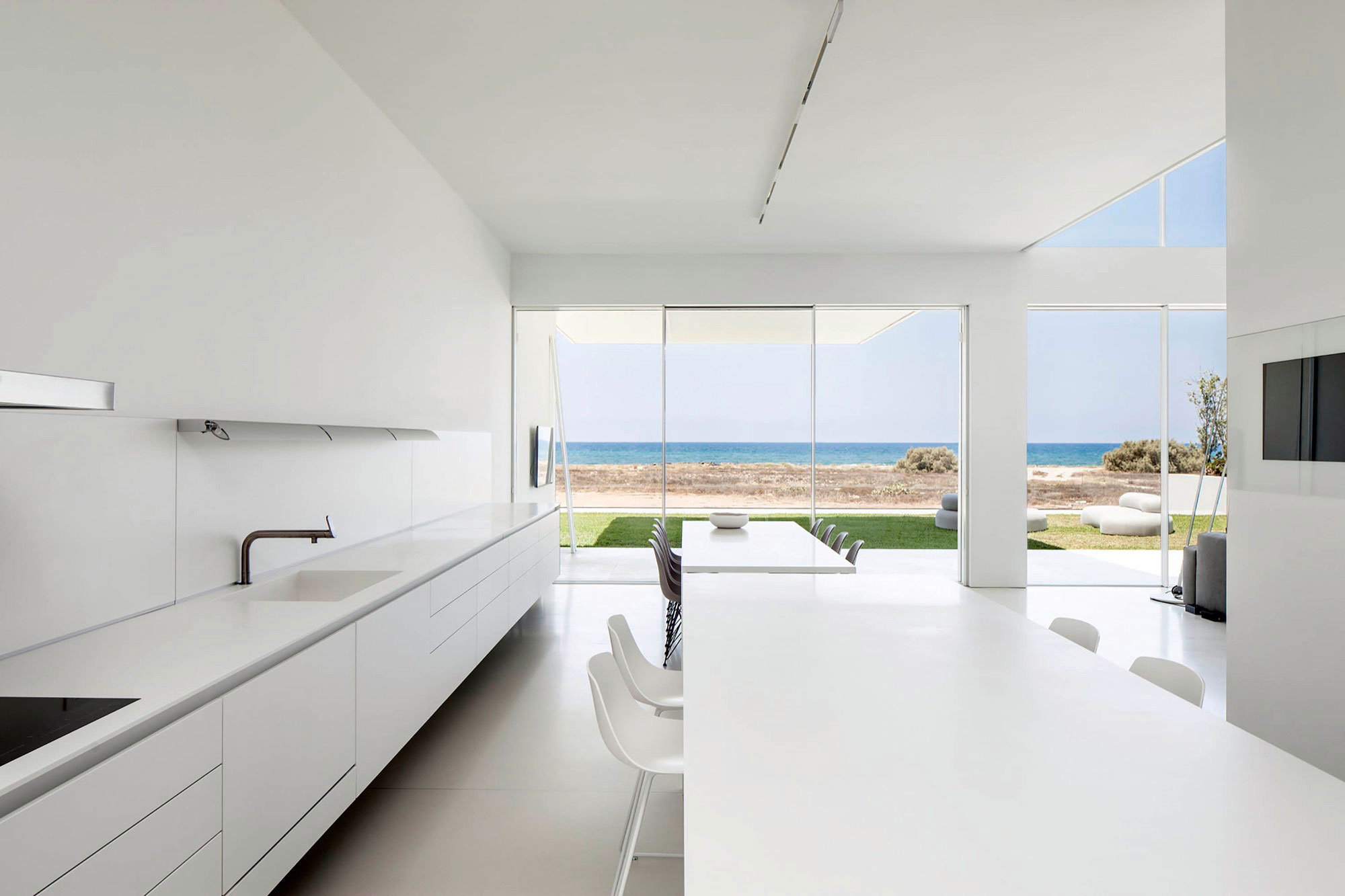 A Magnificent Modern Home with Pool and Cantilevered Bedroom in Shavei Tzion by Pitsou Kedem Architects (11)