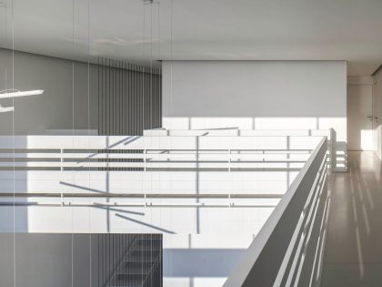 A Magnificent Modern Home with Pool and Cantilevered Bedroom in Shavei Tzion by Pitsou Kedem Architects (16)