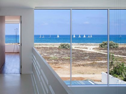 A Magnificent Modern Home with Pool and Cantilevered Bedroom in Shavei Tzion by Pitsou Kedem Architects (19)