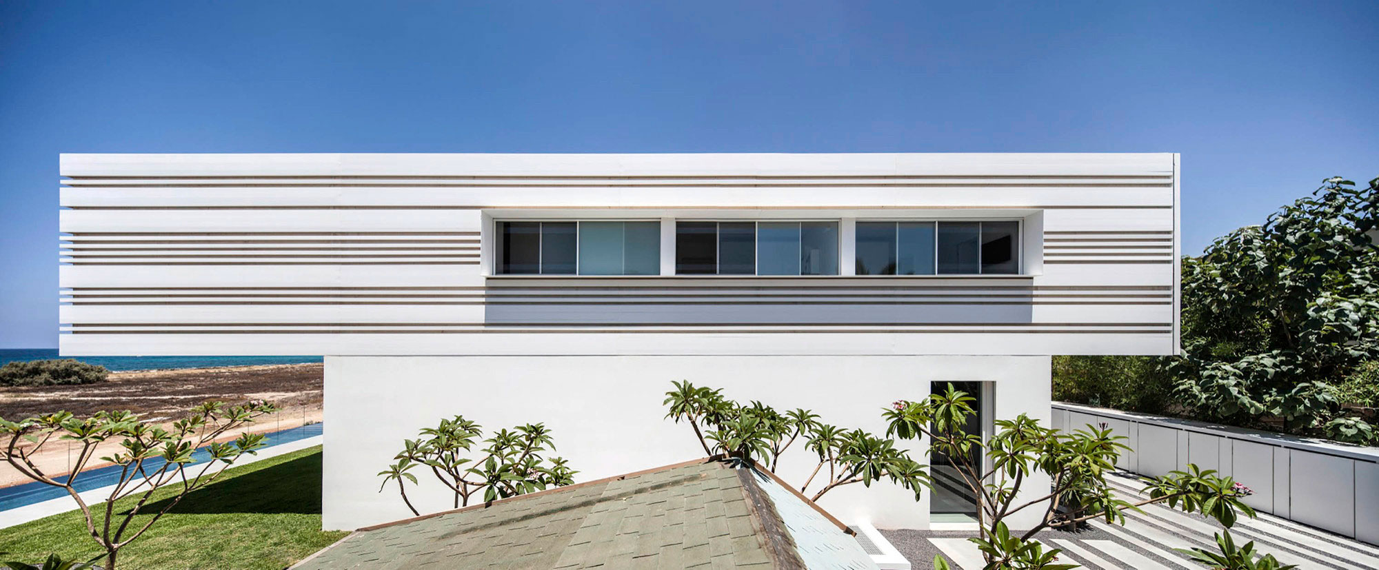 A Magnificent Modern Home with Pool and Cantilevered Bedroom in Shavei Tzion by Pitsou Kedem Architects (2)