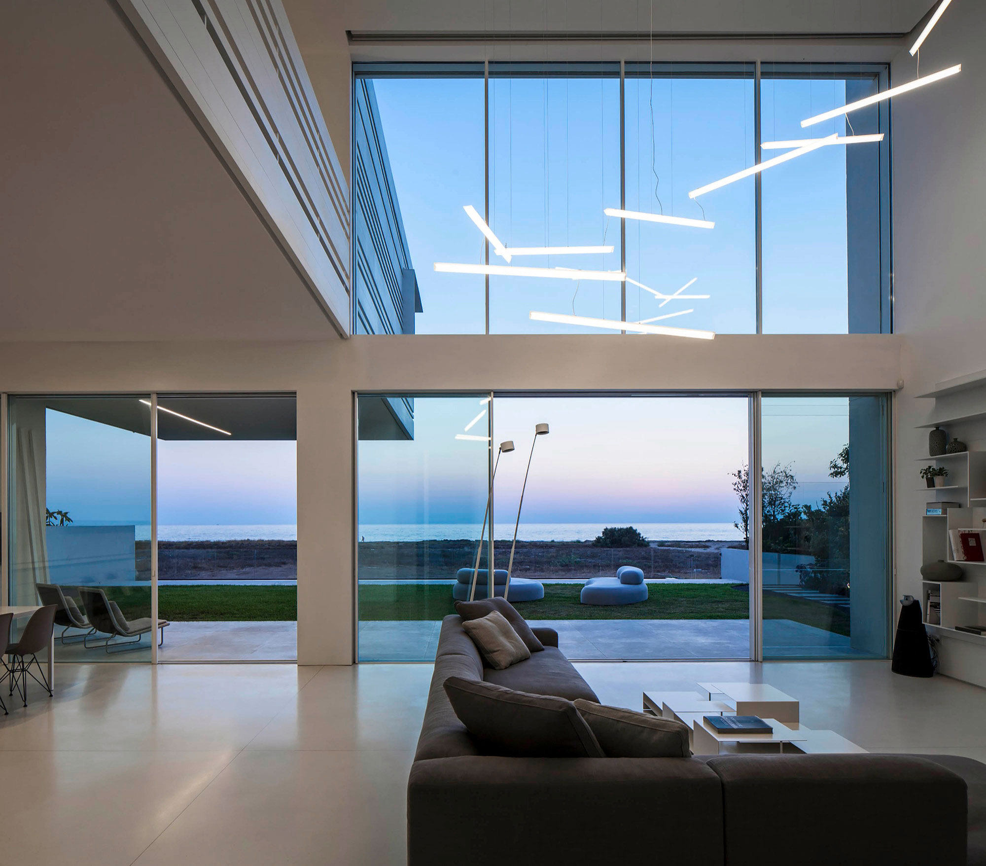 A Magnificent Modern Home with Pool and Cantilevered Bedroom in Shavei Tzion by Pitsou Kedem Architects (20)