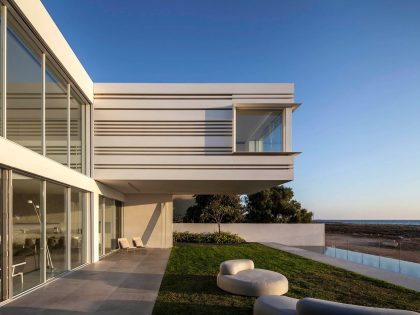 A Magnificent Modern Home with Pool and Cantilevered Bedroom in Shavei Tzion by Pitsou Kedem Architects (21)