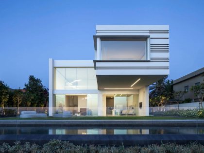 A Magnificent Modern Home with Pool and Cantilevered Bedroom in Shavei Tzion by Pitsou Kedem Architects (25)