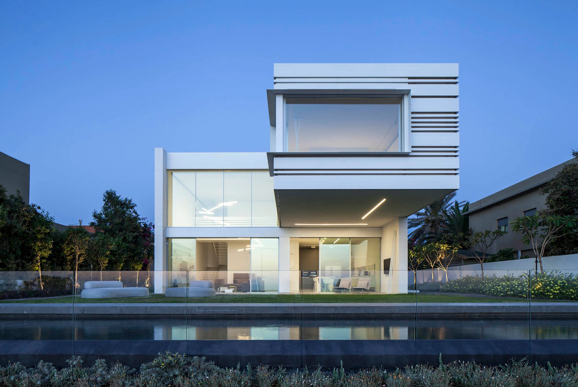 A Magnificent Modern Home with Pool and Cantilevered Bedroom in Shavei Tzion by Pitsou Kedem Architects (25)
