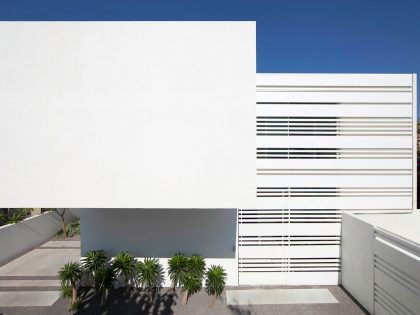A Magnificent Modern Home with Pool and Cantilevered Bedroom in Shavei Tzion by Pitsou Kedem Architects (5)