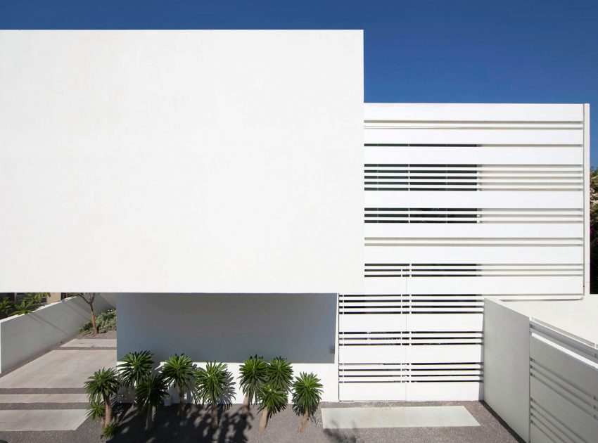 A Magnificent Modern Home with Pool and Cantilevered Bedroom in Shavei Tzion by Pitsou Kedem Architects (5)