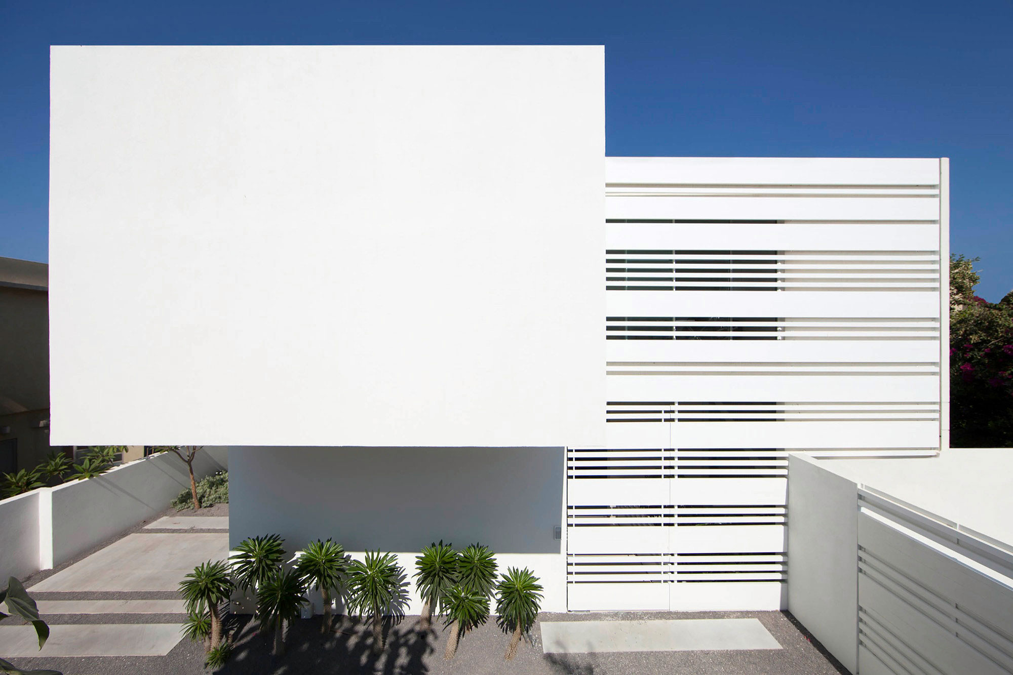 A Magnificent Modern Home with Pool and Cantilevered Bedroom in Shavei Tzion by Pitsou Kedem Architects (5)