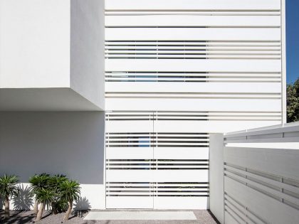 A Magnificent Modern Home with Pool and Cantilevered Bedroom in Shavei Tzion by Pitsou Kedem Architects (6)