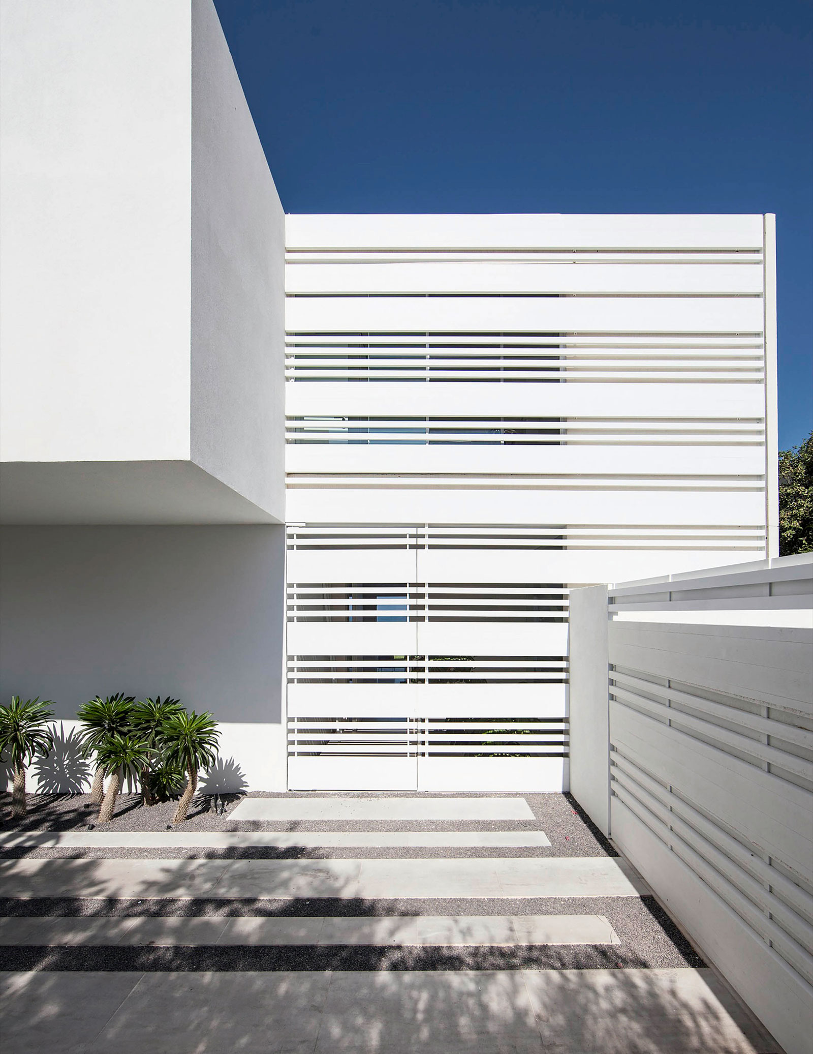 A Magnificent Modern Home with Pool and Cantilevered Bedroom in Shavei Tzion by Pitsou Kedem Architects (6)