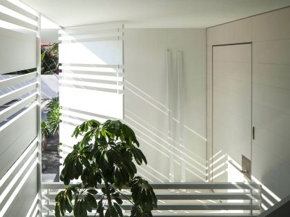 A Magnificent Modern Home with Pool and Cantilevered Bedroom in Shavei Tzion by Pitsou Kedem Architects (7)