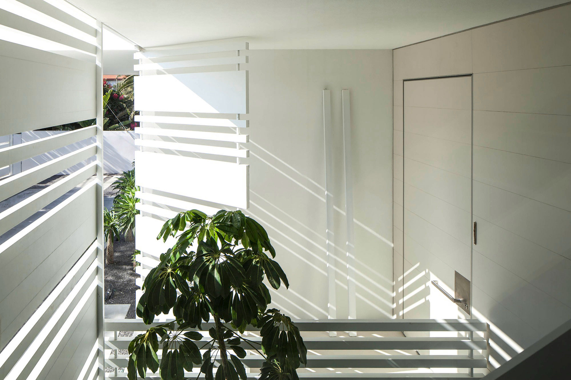 A Magnificent Modern Home with Pool and Cantilevered Bedroom in Shavei Tzion by Pitsou Kedem Architects (7)