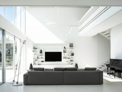 A Magnificent Modern Home with Pool and Cantilevered Bedroom in Shavei Tzion by Pitsou Kedem Architects (9)