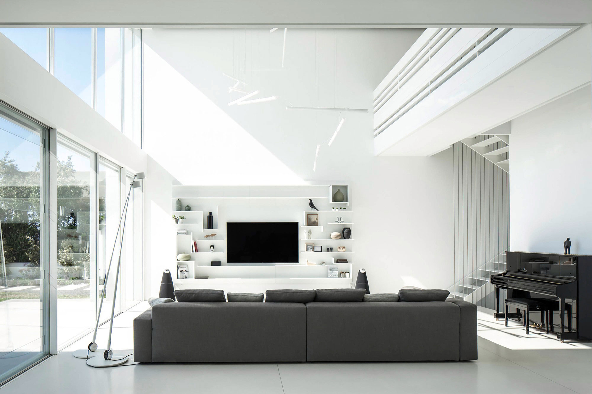 A Magnificent Modern Home with Pool and Cantilevered Bedroom in Shavei Tzion by Pitsou Kedem Architects (9)