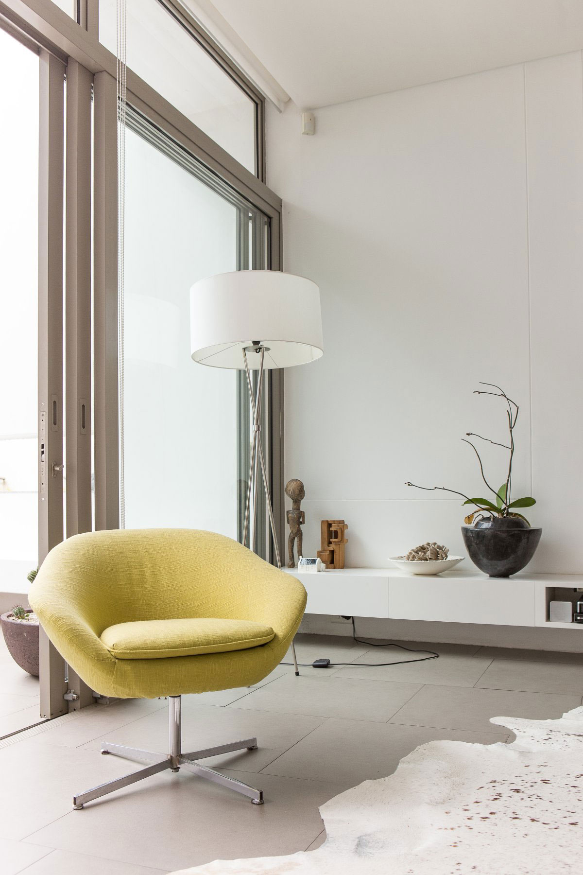 A Minimalist House with Interior Design Using a Neutral Palette in Cape Town by Grobler Architects (2)